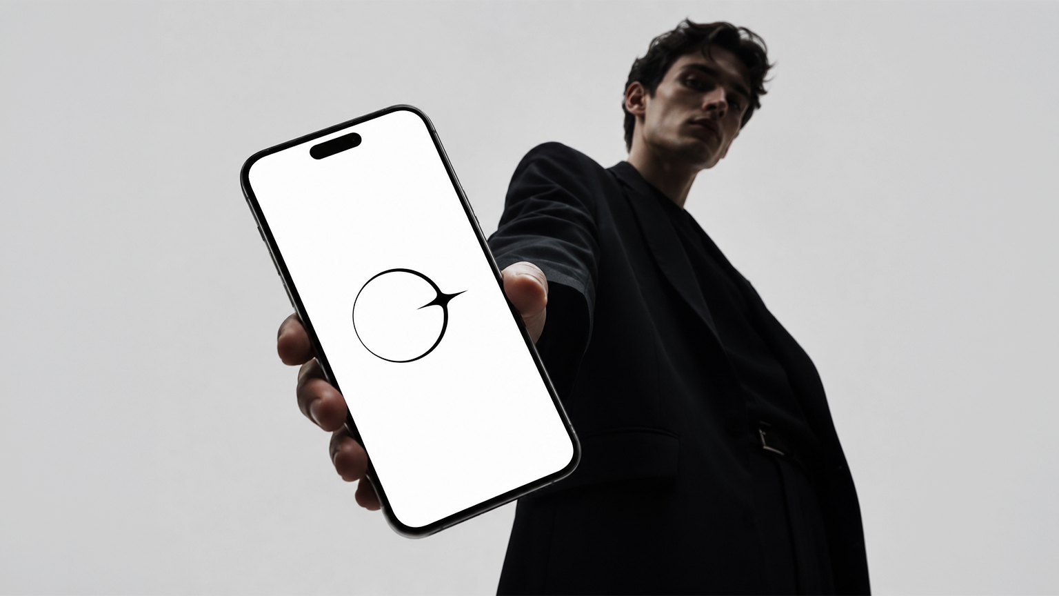 Persona con smartphone e brand Momento: costruire un personal brand credibile