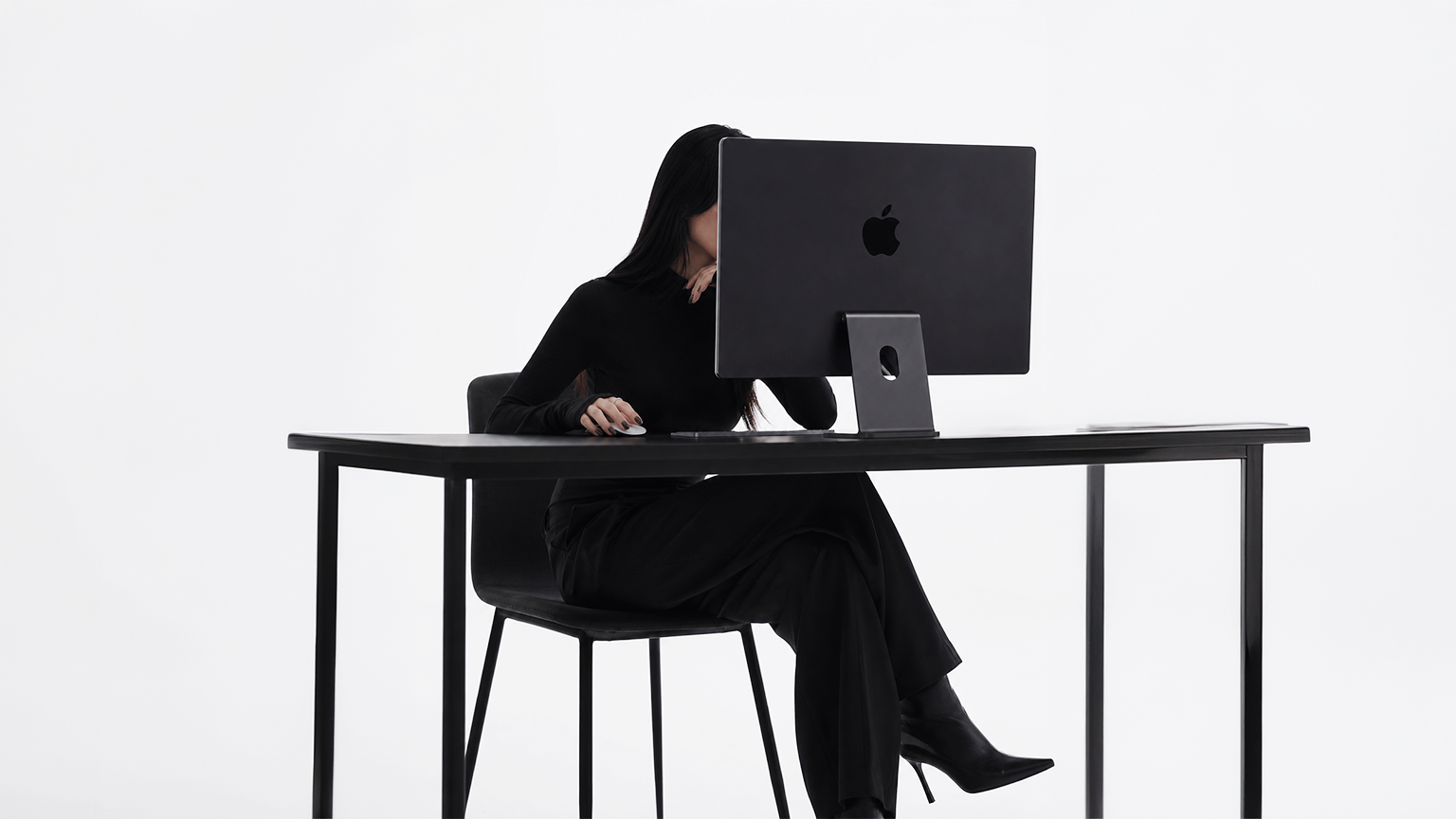 Professionista al lavoro al computer: come farsi notare online con una presenza digitale chiara