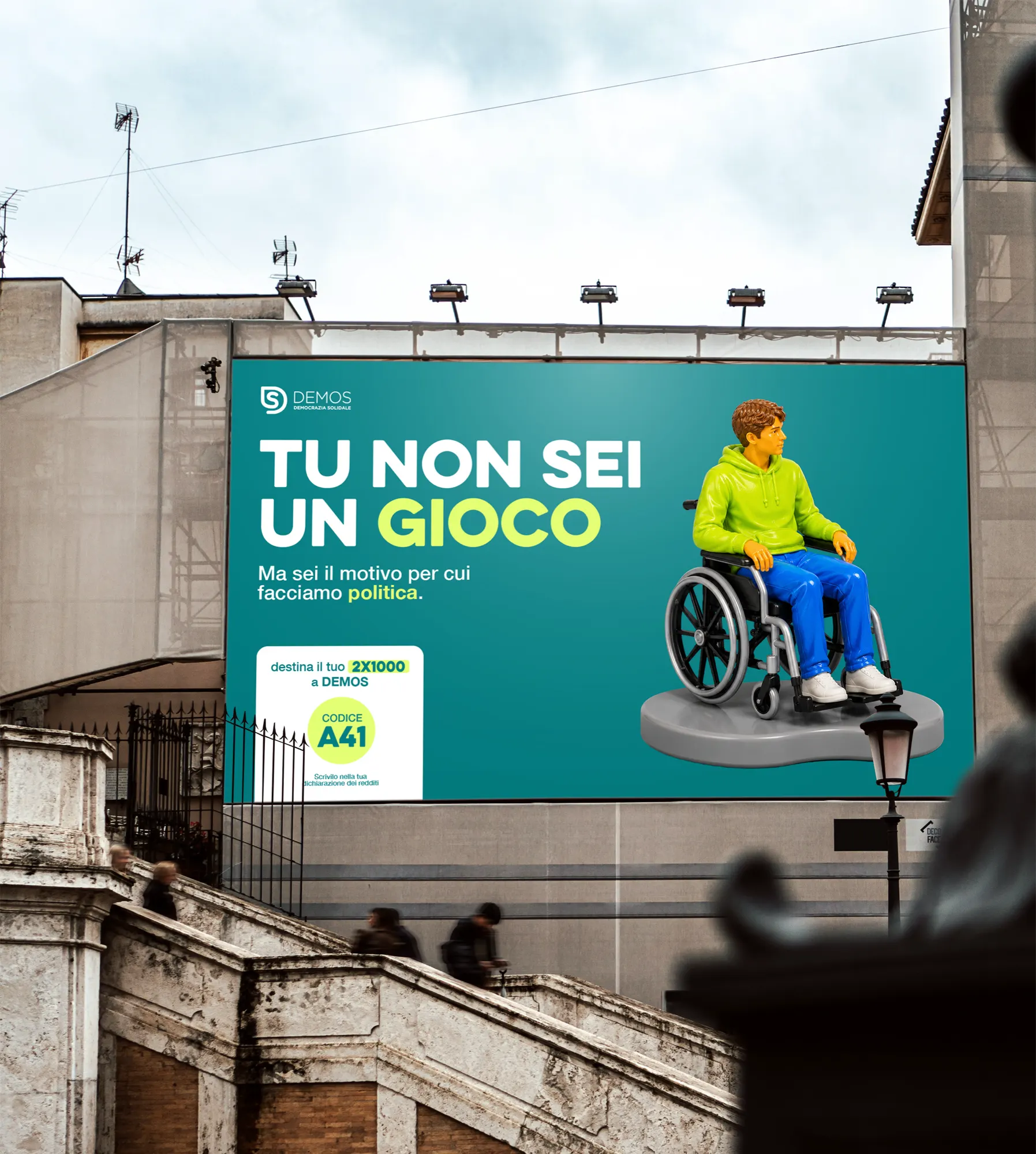 Maxi affissione Tu non sei un gioco su un palazzo